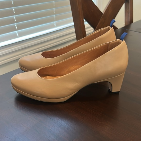 Dr LIZA Sneaker Pump Golden Sand Leather Closed Toe Heels Size 7.5 Wide - Picture 6 of 15